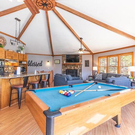 Gatlinburg Cabin Mountain Views Sleeps 8 3 Bedroom Hot tub Arcade Pool Table Fire Pit Fireplace Buitenkant foto