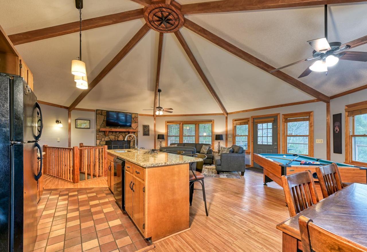 Gatlinburg Cabin Mountain Views Sleeps 8 3 Bedroom Hot tub Arcade Pool Table Fire Pit Fireplace Buitenkant foto