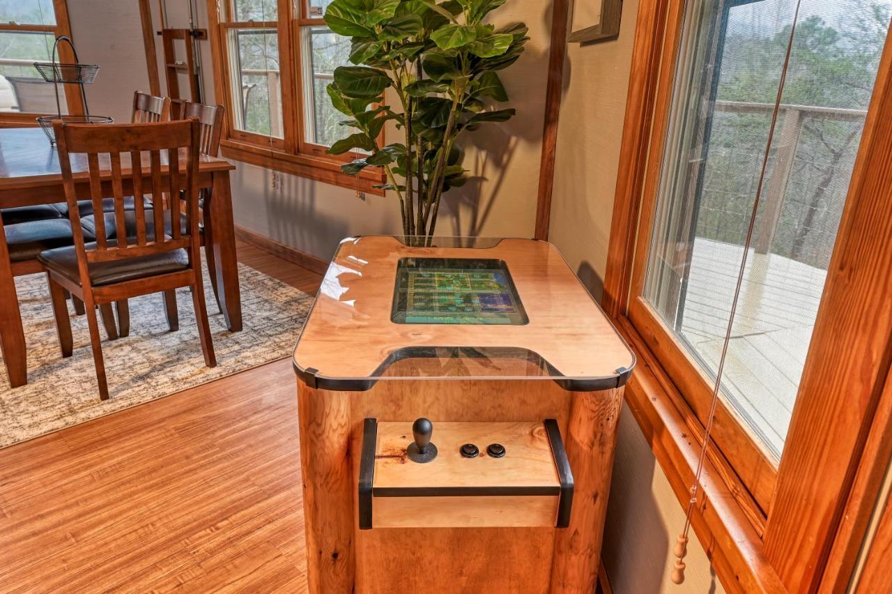 Gatlinburg Cabin Mountain Views Sleeps 8 3 Bedroom Hot tub Arcade Pool Table Fire Pit Fireplace Buitenkant foto