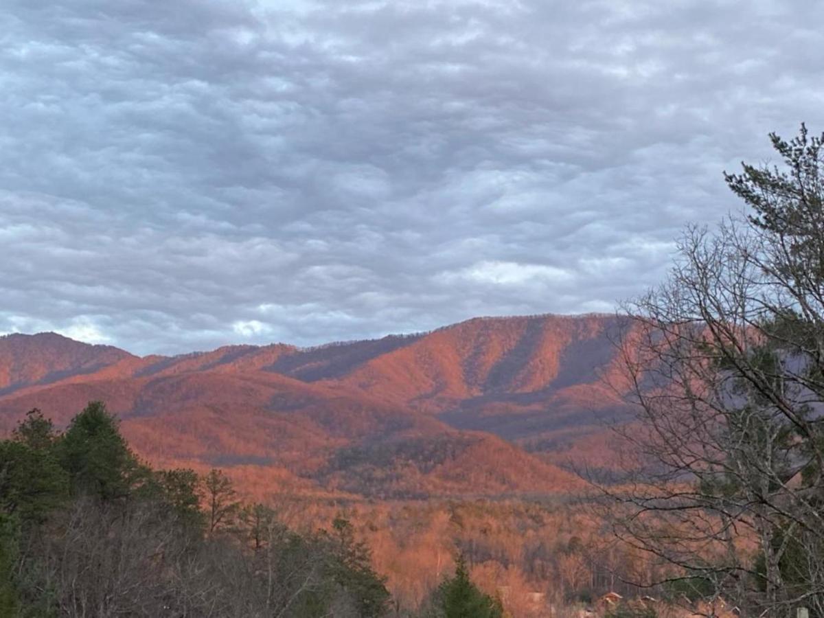 Gatlinburg Cabin Mountain Views Sleeps 8 3 Bedroom Hot tub Arcade Pool Table Fire Pit Fireplace Buitenkant foto
