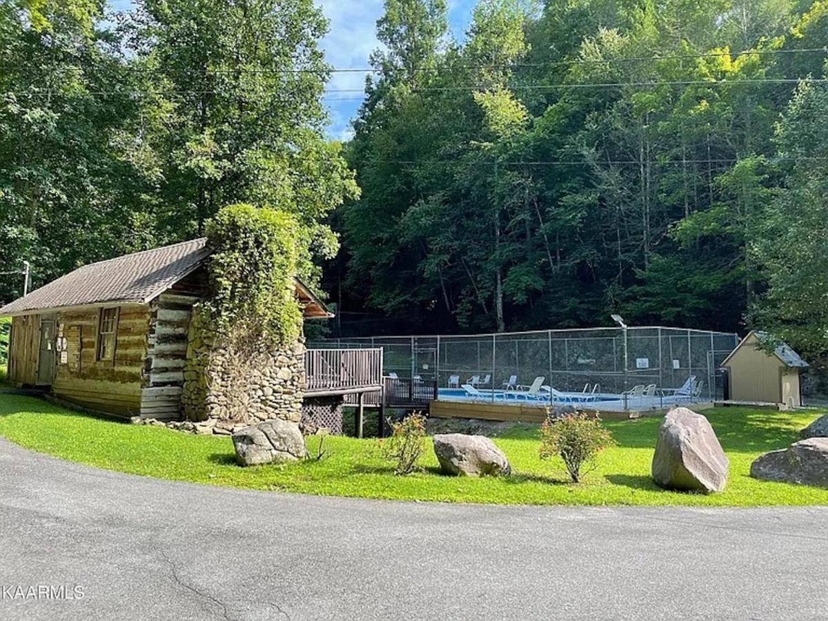 Gatlinburg Cabin Mountain Views Sleeps 8 3 Bedroom Hot tub Arcade Pool Table Fire Pit Fireplace Buitenkant foto