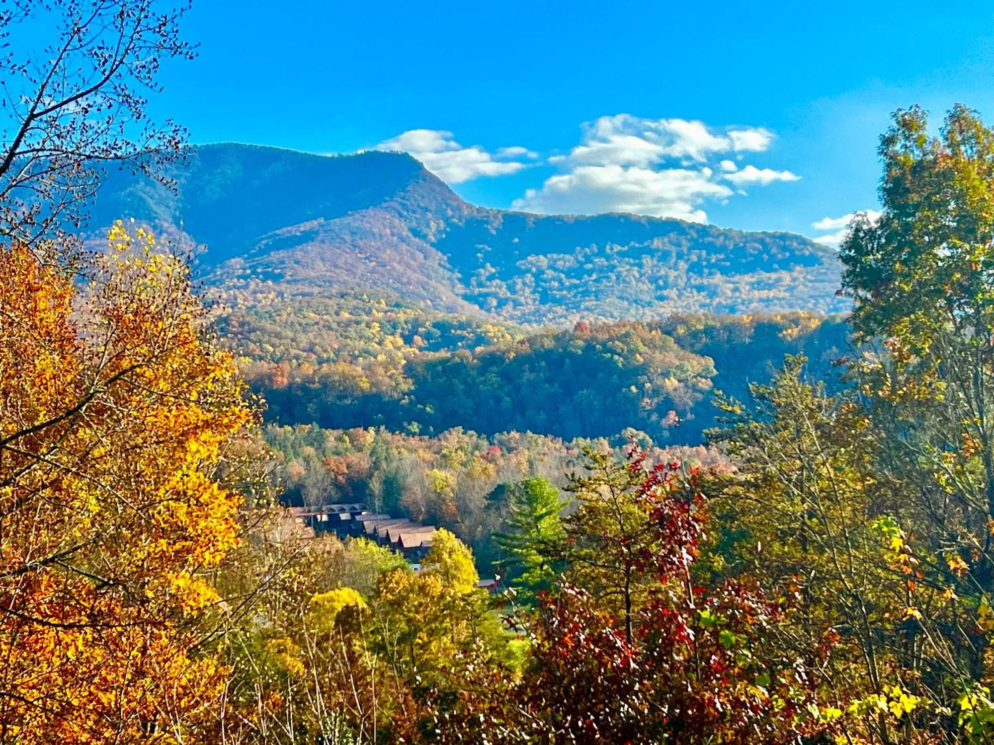 Gatlinburg Cabin Mountain Views Sleeps 8 3 Bedroom Hot tub Arcade Pool Table Fire Pit Fireplace Buitenkant foto