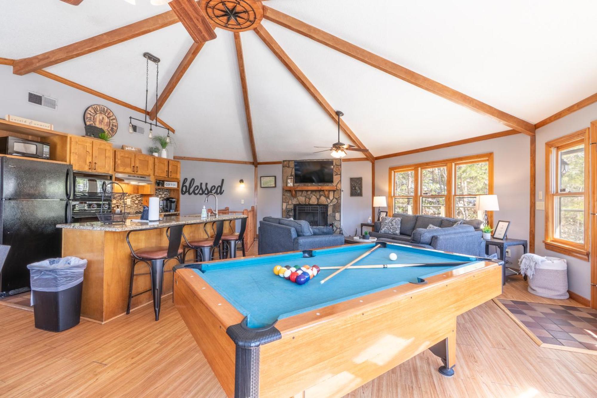Gatlinburg Cabin Mountain Views Sleeps 8 3 Bedroom Hot tub Arcade Pool Table Fire Pit Fireplace Buitenkant foto