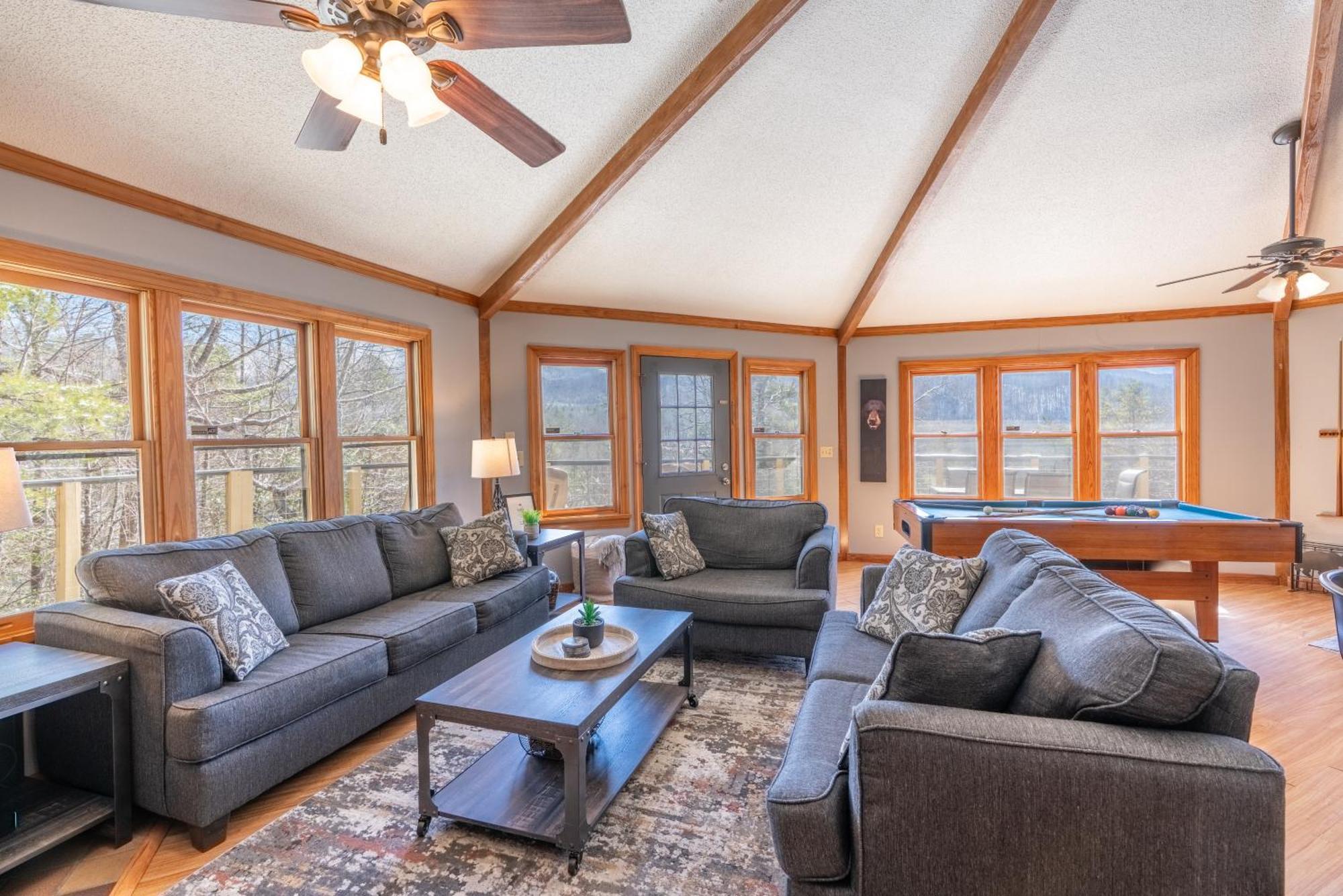 Gatlinburg Cabin Mountain Views Sleeps 8 3 Bedroom Hot tub Arcade Pool Table Fire Pit Fireplace Buitenkant foto
