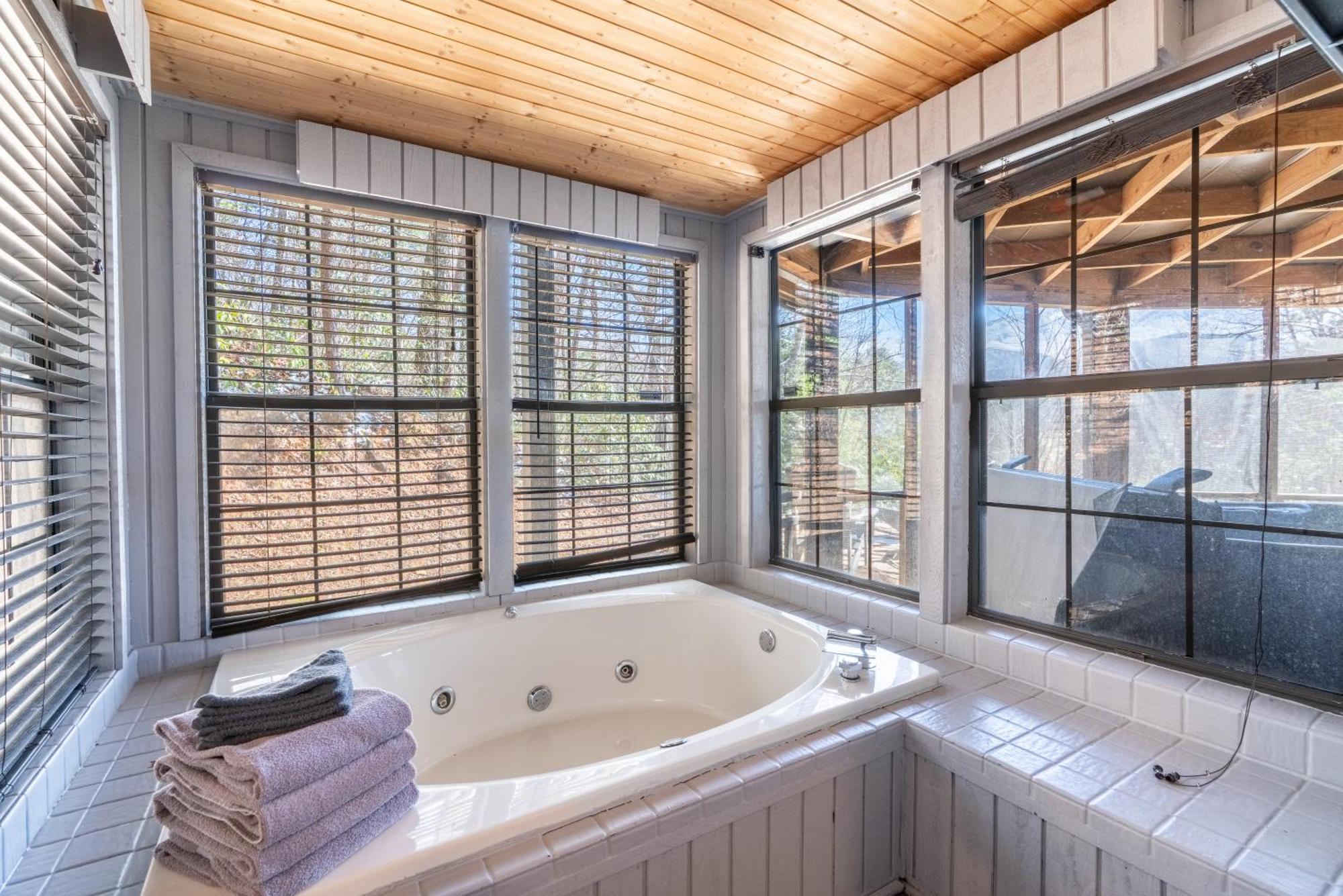 Gatlinburg Cabin Mountain Views Sleeps 8 3 Bedroom Hot tub Arcade Pool Table Fire Pit Fireplace Buitenkant foto