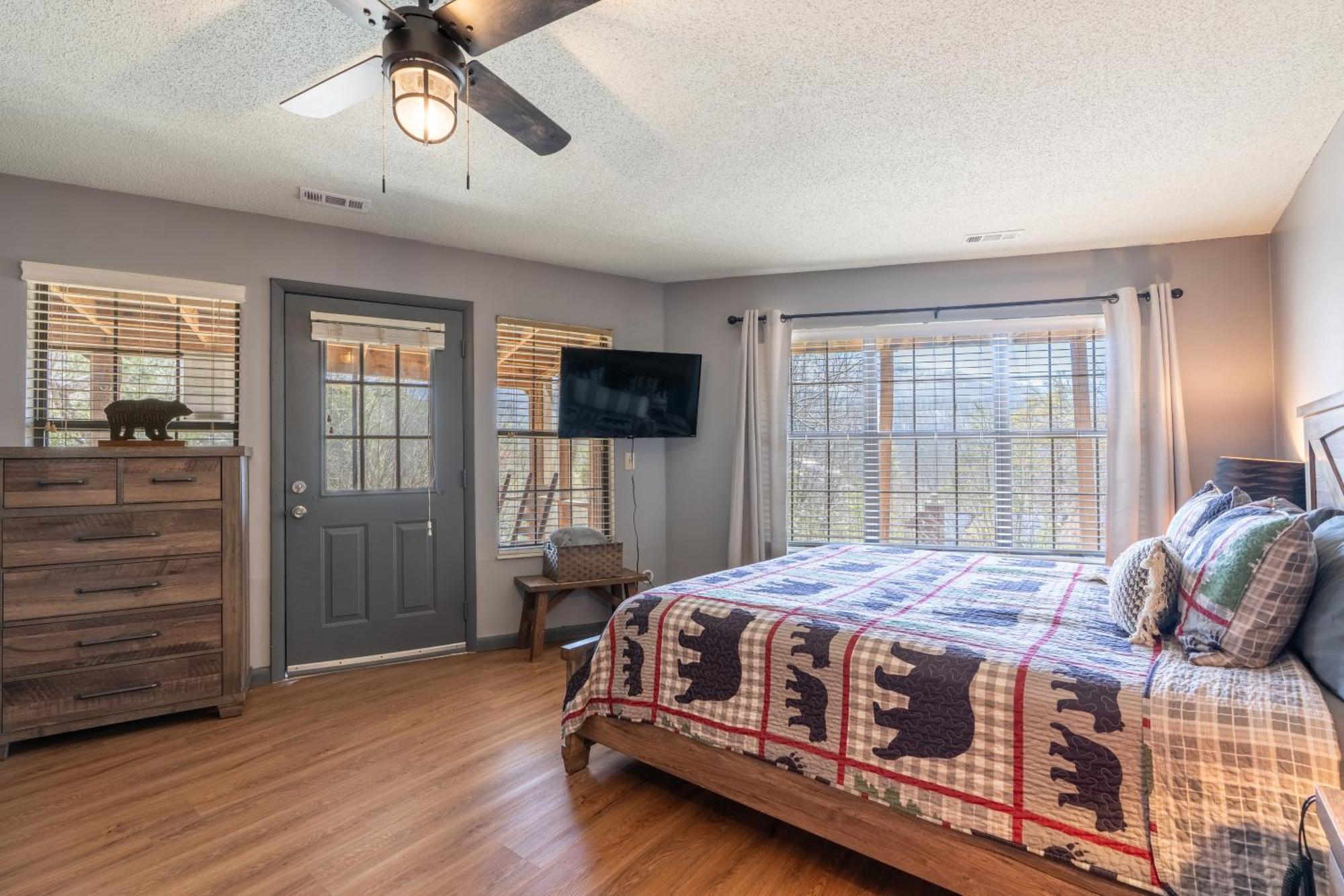 Gatlinburg Cabin Mountain Views Sleeps 8 3 Bedroom Hot tub Arcade Pool Table Fire Pit Fireplace Buitenkant foto