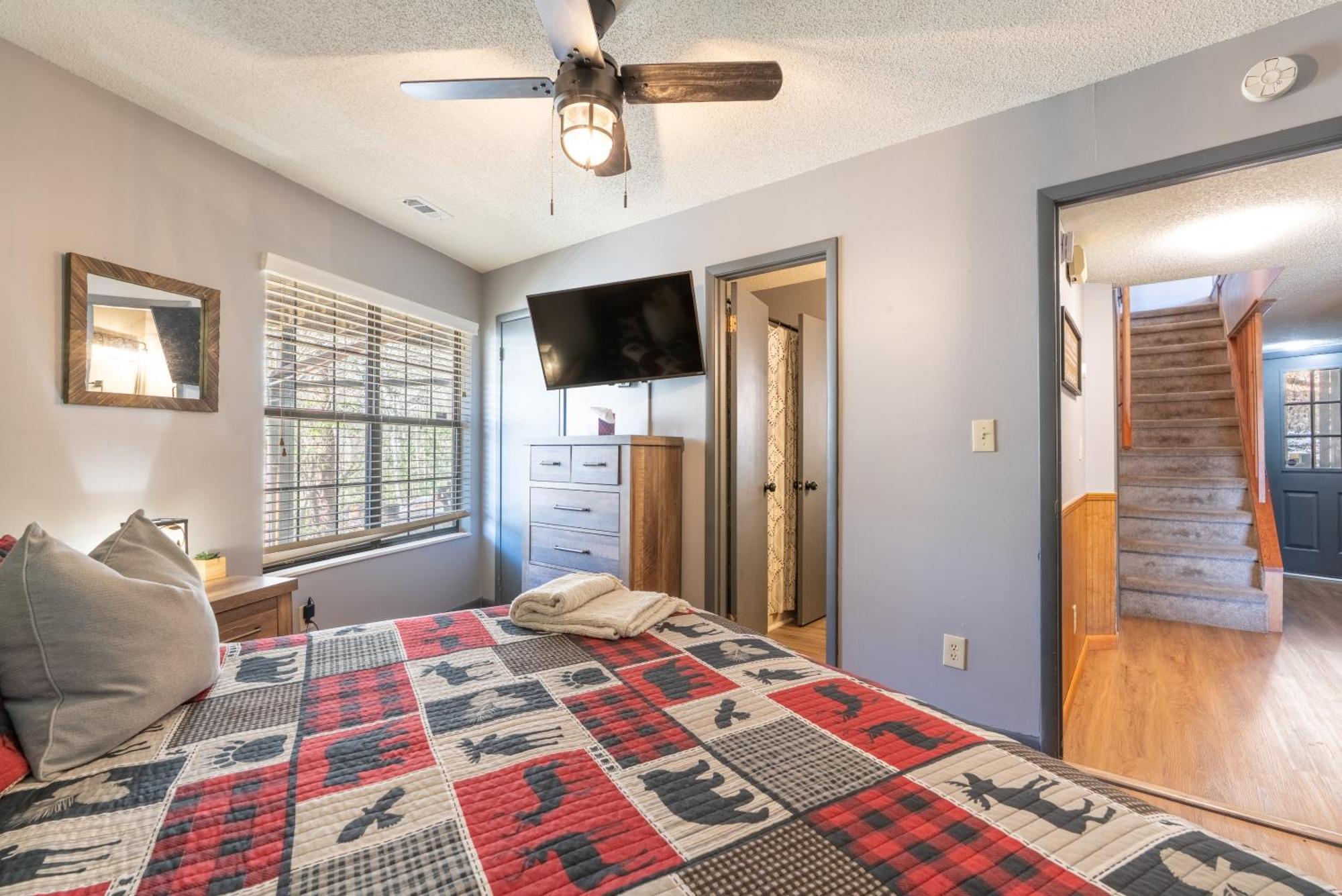 Gatlinburg Cabin Mountain Views Sleeps 8 3 Bedroom Hot tub Arcade Pool Table Fire Pit Fireplace Buitenkant foto