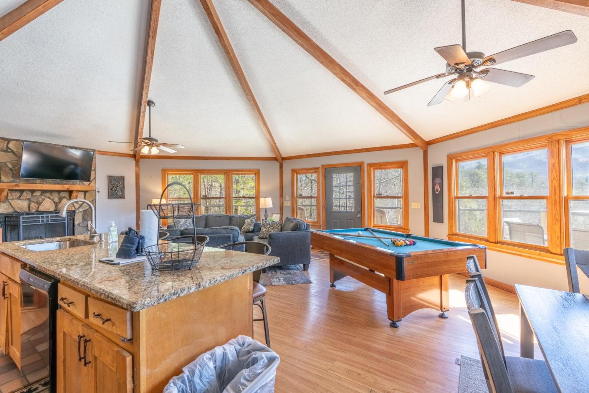 Gatlinburg Cabin Mountain Views Sleeps 8 3 Bedroom Hot tub Arcade Pool Table Fire Pit Fireplace Buitenkant foto