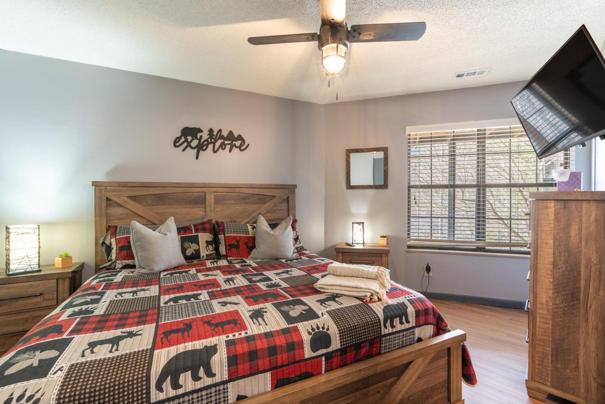 Gatlinburg Cabin Mountain Views Sleeps 8 3 Bedroom Hot tub Arcade Pool Table Fire Pit Fireplace Buitenkant foto