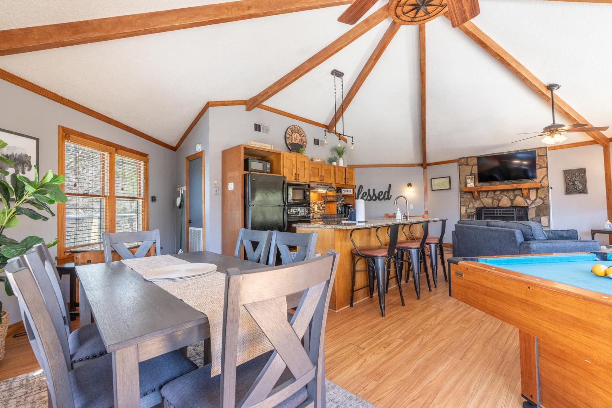 Gatlinburg Cabin Mountain Views Sleeps 8 3 Bedroom Hot tub Arcade Pool Table Fire Pit Fireplace Buitenkant foto