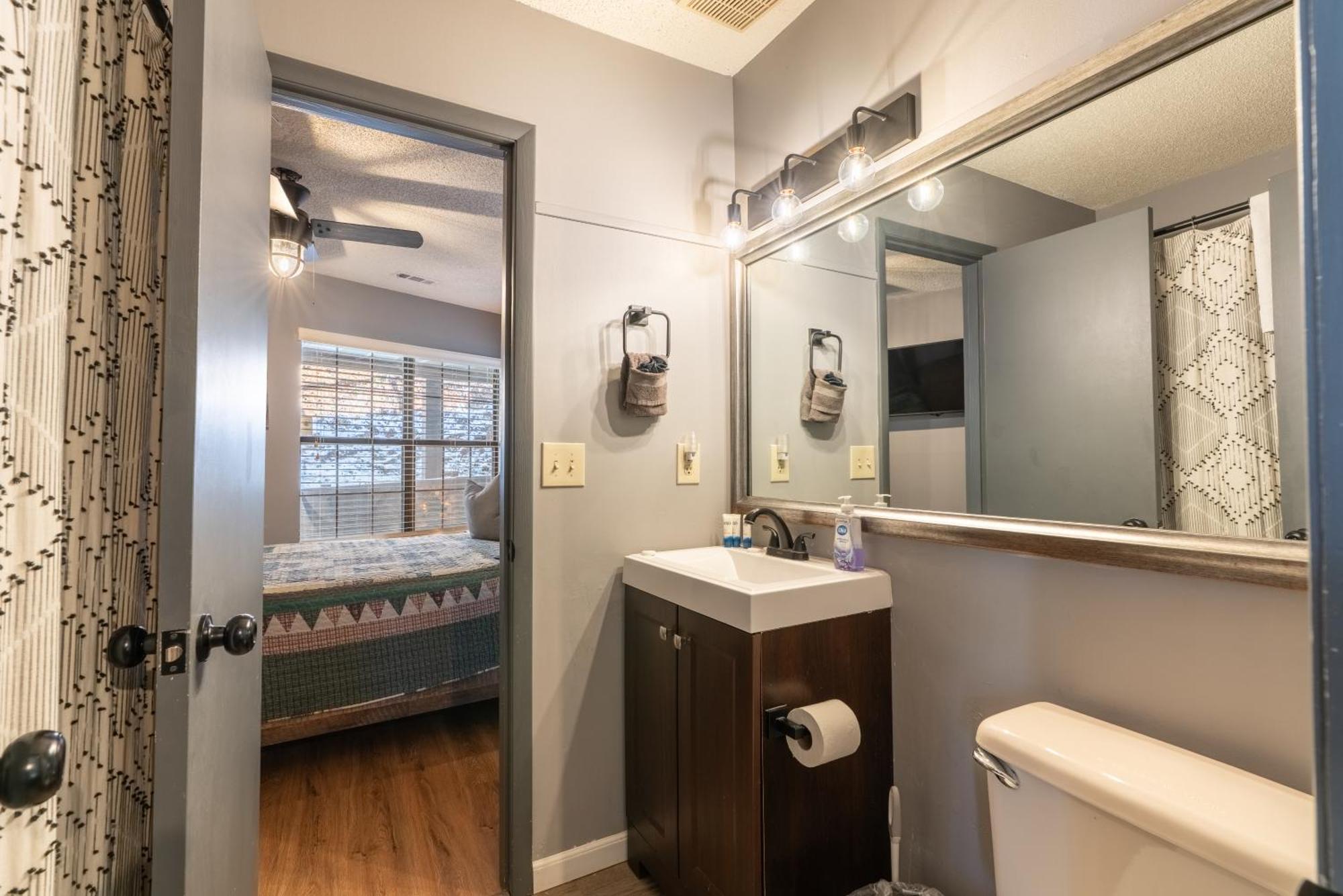 Gatlinburg Cabin Mountain Views Sleeps 8 3 Bedroom Hot tub Arcade Pool Table Fire Pit Fireplace Buitenkant foto
