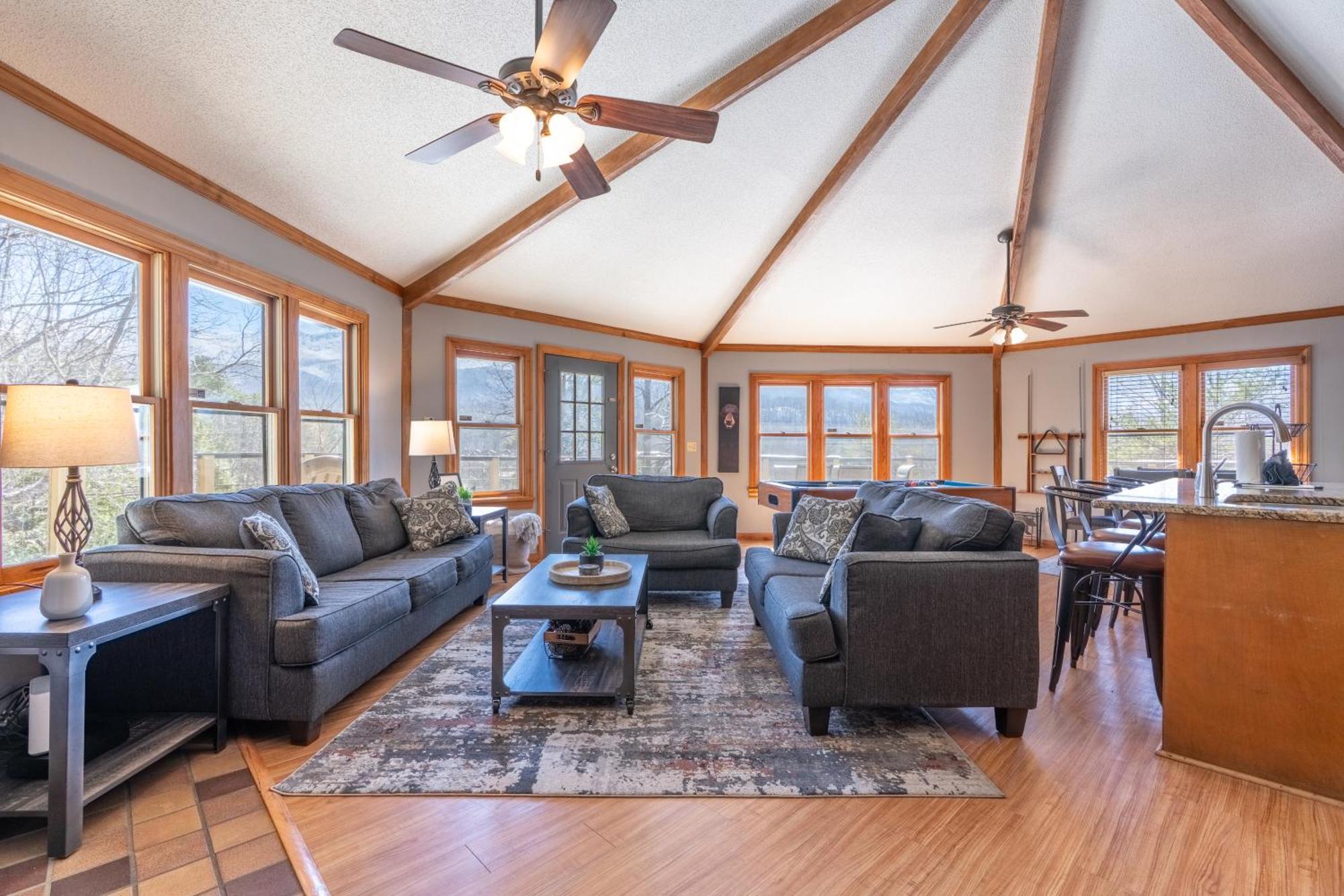 Gatlinburg Cabin Mountain Views Sleeps 8 3 Bedroom Hot tub Arcade Pool Table Fire Pit Fireplace Buitenkant foto